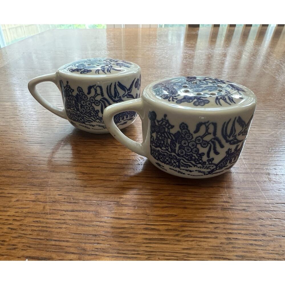 Blue Willow Salt Pepper Shakers Mug Handle Chinoiserie Transferware Set